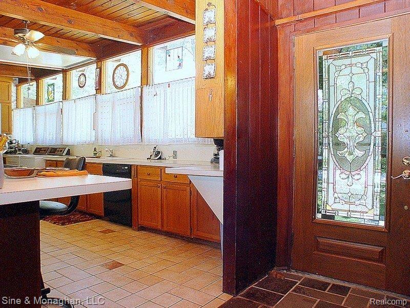 6 Devonshire Road Pleasant Ridge, MI 48069 - Photo 3 of 13 Foyer