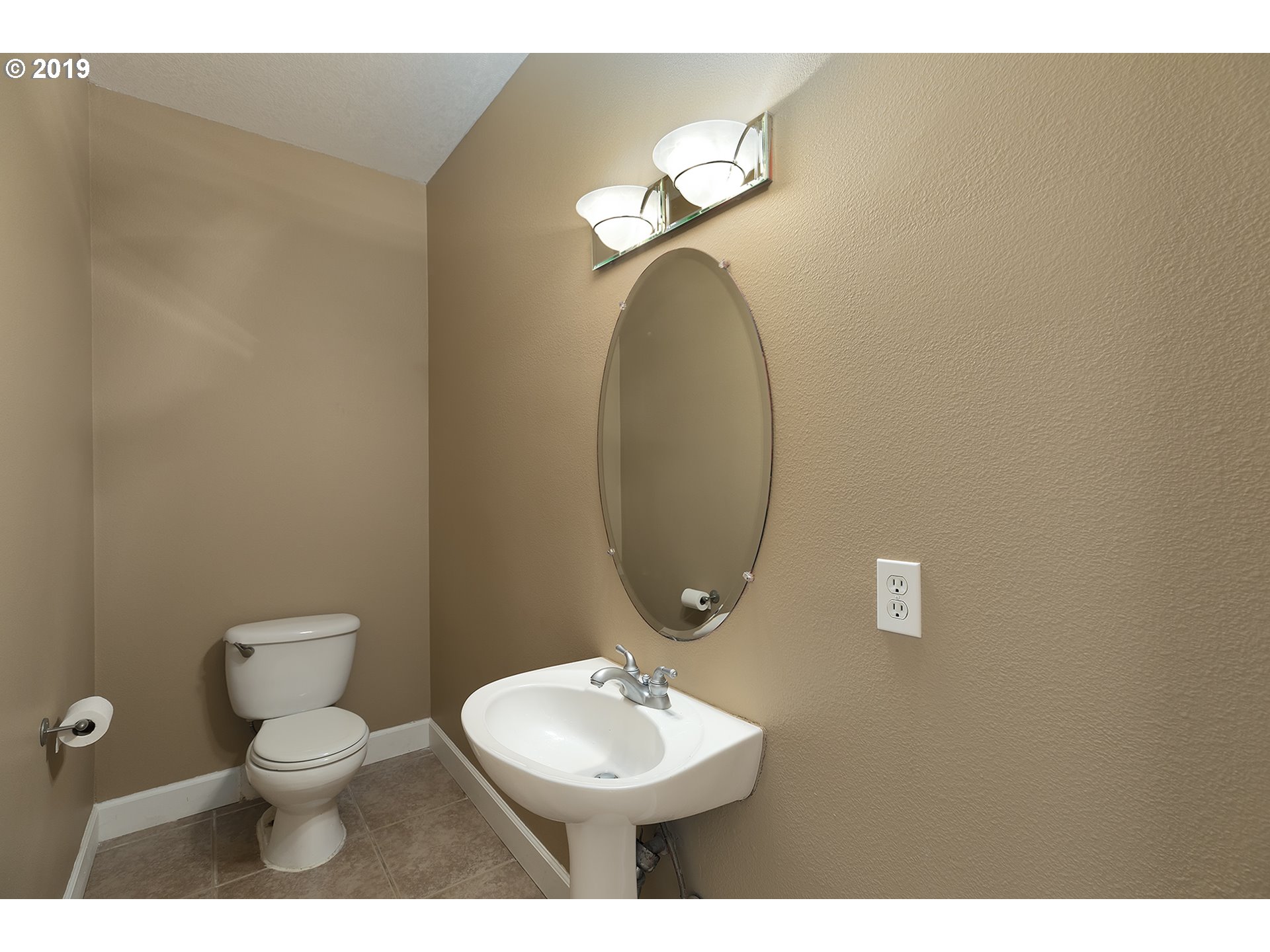 1925 Hillcrest Drive West Linn, OR 97068 - Photo 13 of 32 a bathroom with a toilet sink and mirror
