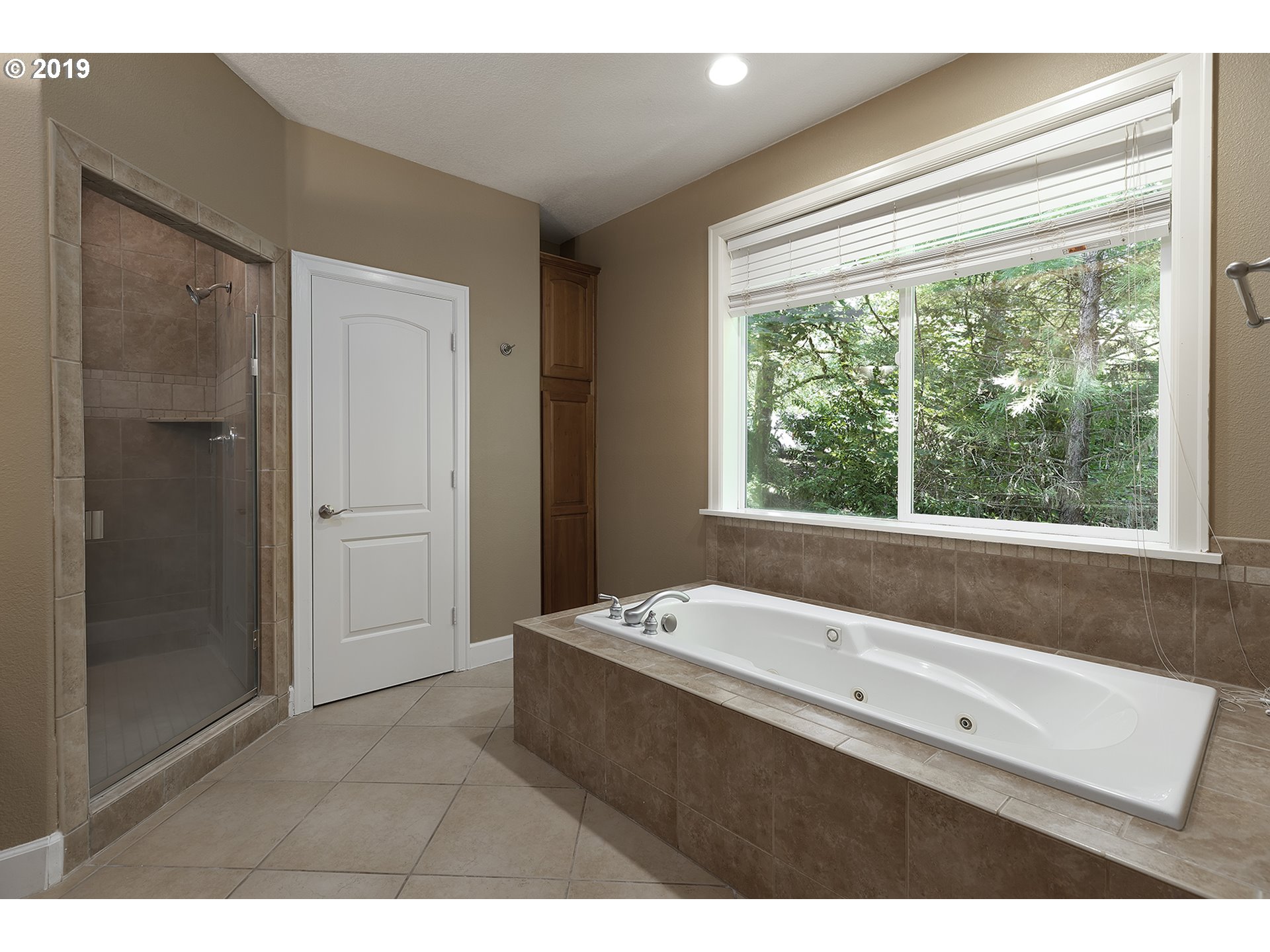 1925 Hillcrest Drive West Linn, OR 97068 - Photo 16 of 32 a bathroom with a bathtub and a shower