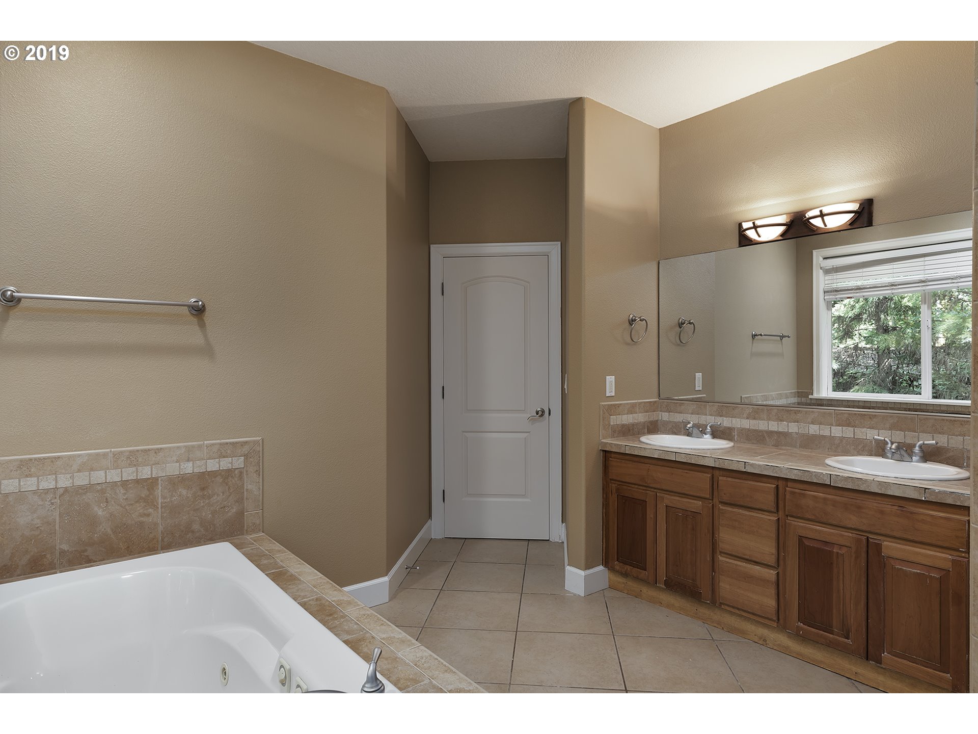 1925 Hillcrest Drive West Linn, OR 97068 - Photo 17 of 32 a bathroom with a sink and a mirror
