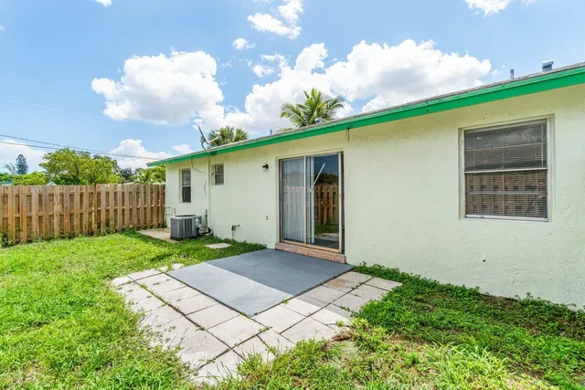 a view of a back yard of the house