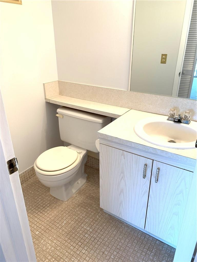 4018 Cornwall East, Unit 4018 Boca Raton, FL 33434 - Photo 12 of 27 Half Bath