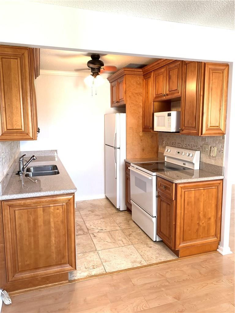 4018 Cornwall East, Unit 4018 Boca Raton, FL 33434 - Photo 2 of 27 Spotless Kitchen