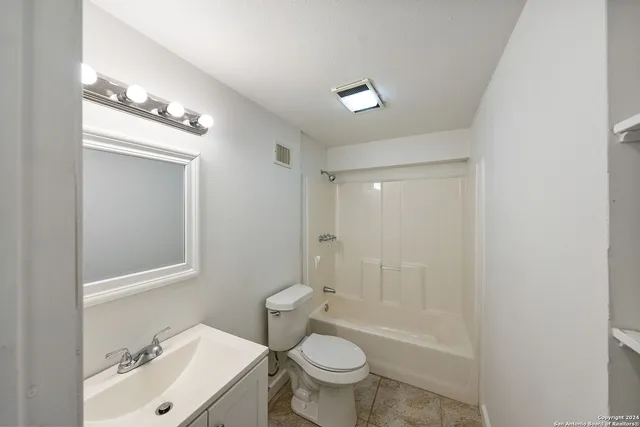 $449,000 | 2792 Woodcrest Drive, Canyon Lake, TX 78133