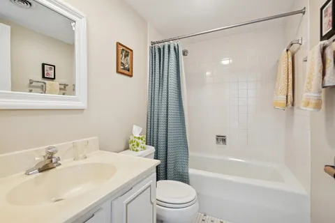 $310,000 | 235 Ridge Road, Unit 4J, Wilmette, IL 60091