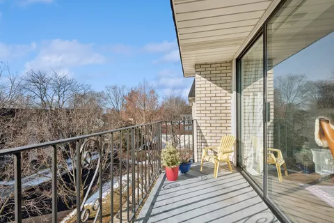 $310,000 | 235 Ridge Road, Unit 4J, Wilmette, IL 60091