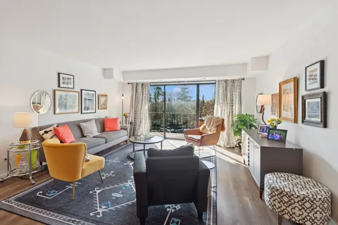 $310,000 | 235 Ridge Road, Unit 4J, Wilmette, IL 60091