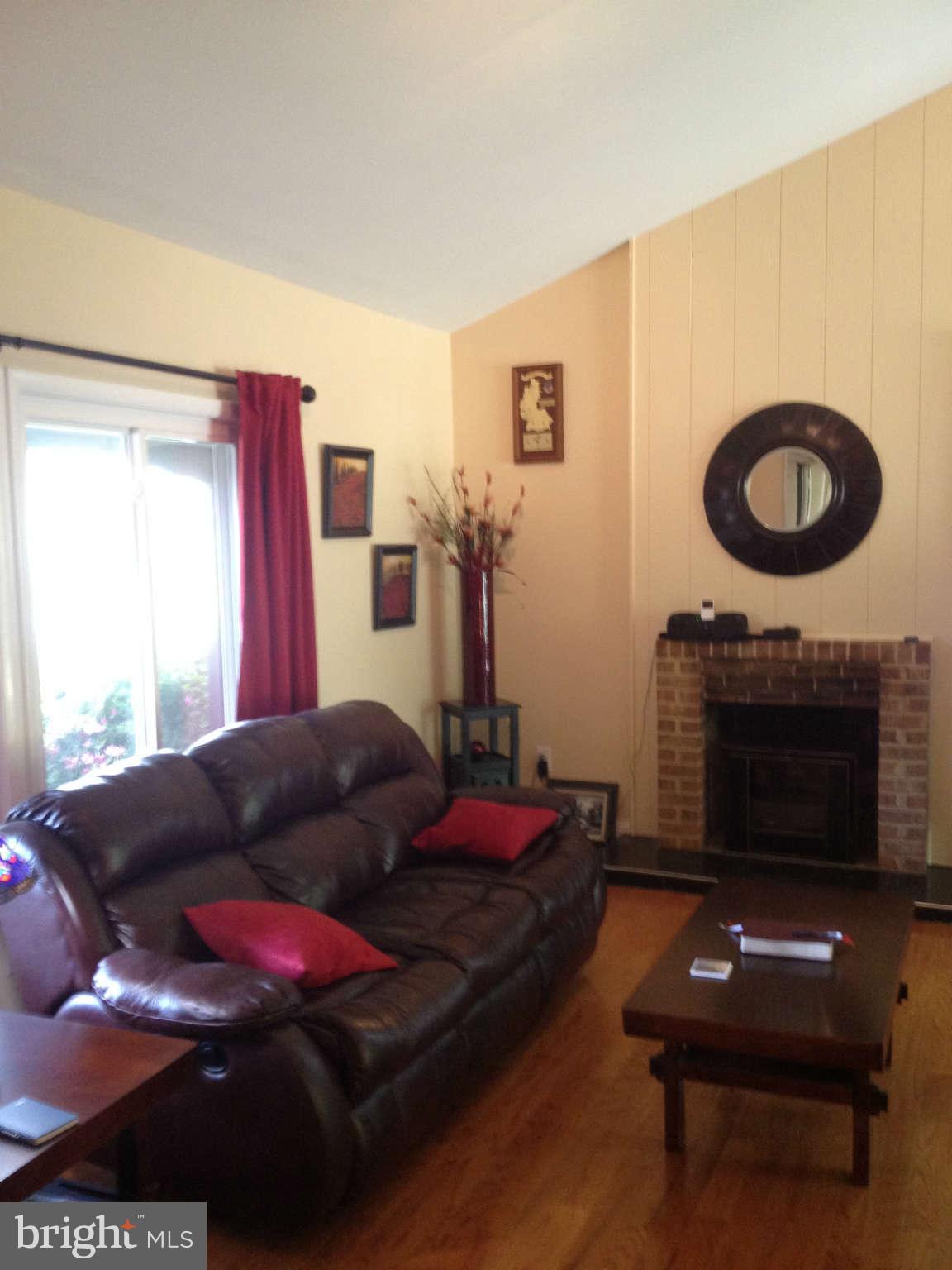 135 South Fox Road Sterling, VA 20164 - Photo 6 of 28 Living Room