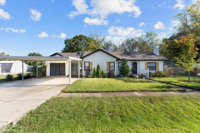 a view of a house with backyard and porch
