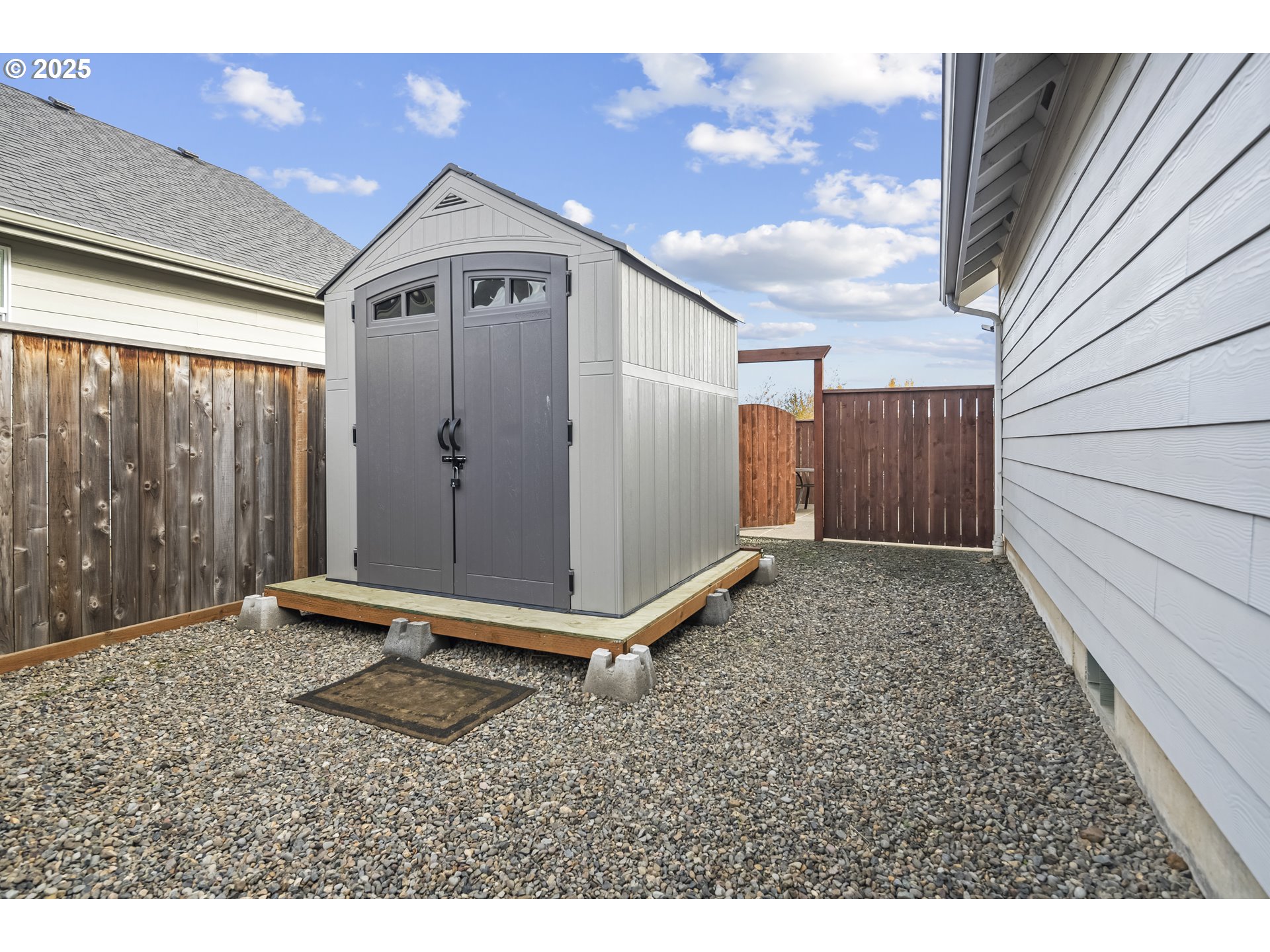 1871 Southeast Academy Street Dallas, OR 97338 - Photo 19 of 24 a backyard of a house