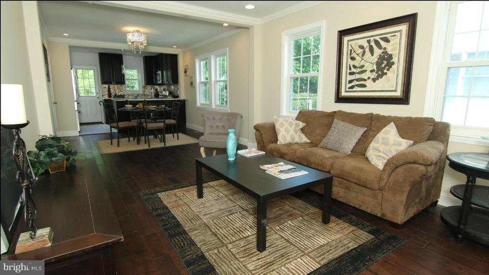 3047 Parktowne Road Baltimore, MD 21234 - Photo 2 of 28 Living Room