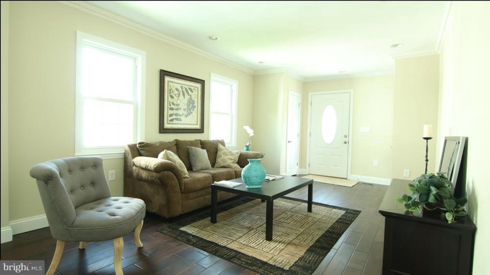 3047 Parktowne Road Baltimore, MD 21234 - Photo 9 of 28 Living Room
