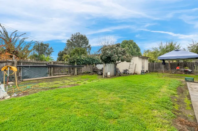 a view of a house with backyard and a garden