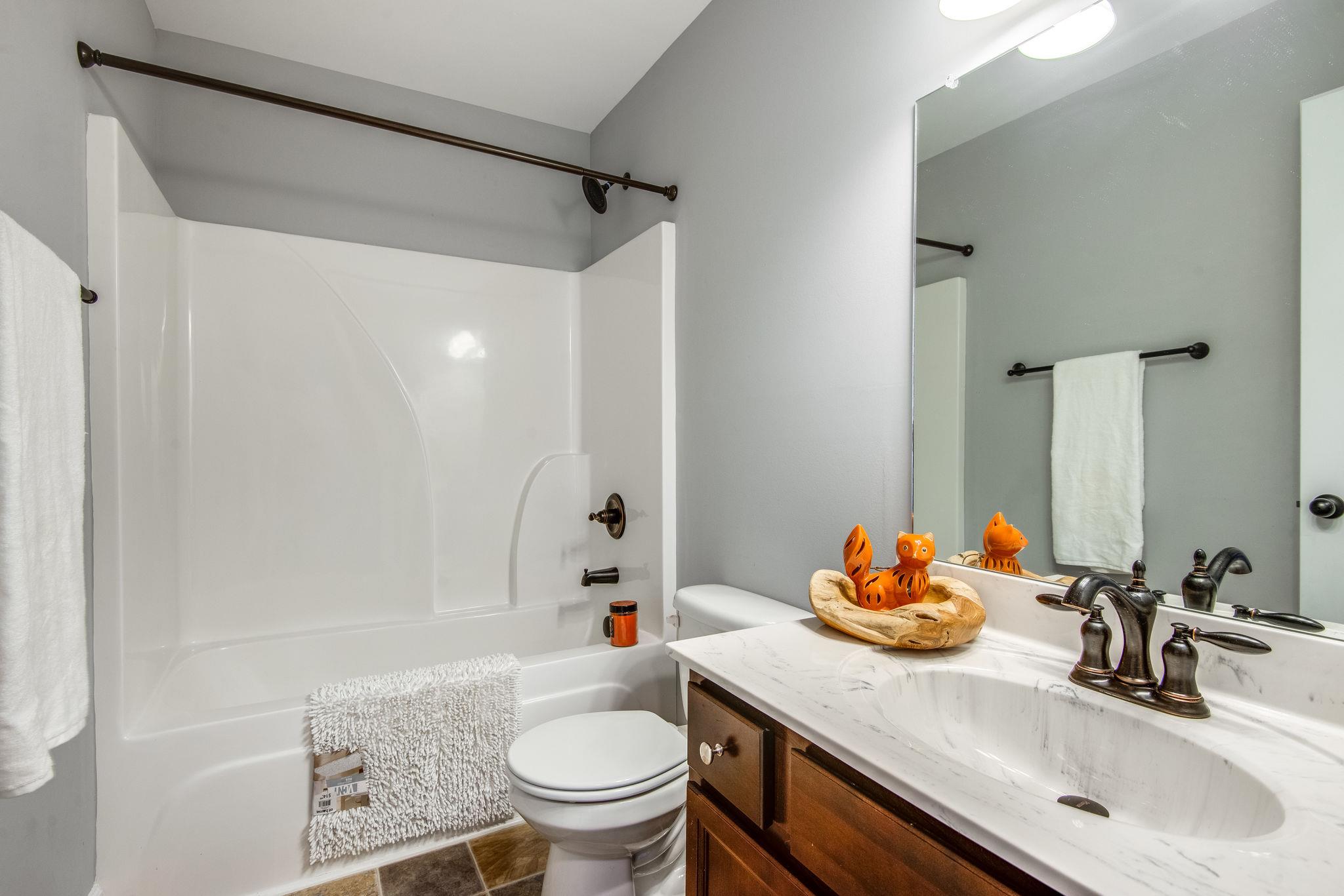 992 Hooper Road Charlotte, TN 37036 - Photo 14 of 27 Guest Bath