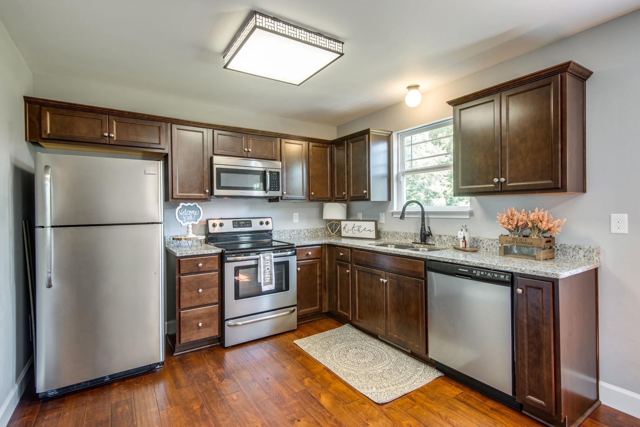 992 Hooper Road Charlotte, TN 37036 - Photo 6 of 27 Upgraded Stainless Steel Appliances