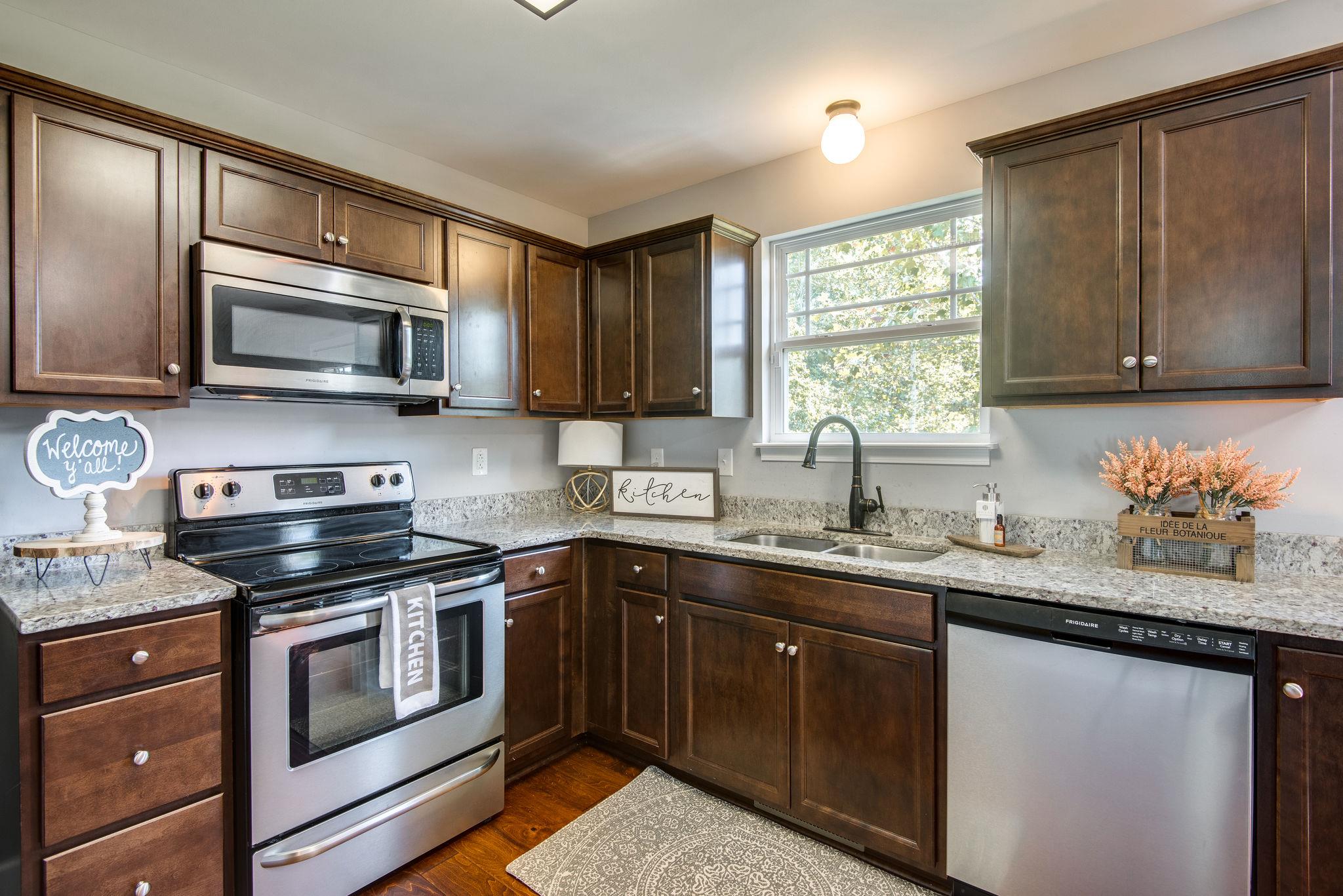 992 Hooper Road Charlotte, TN 37036 - Photo 7 of 27 Kitchen w/ Granite Countertops