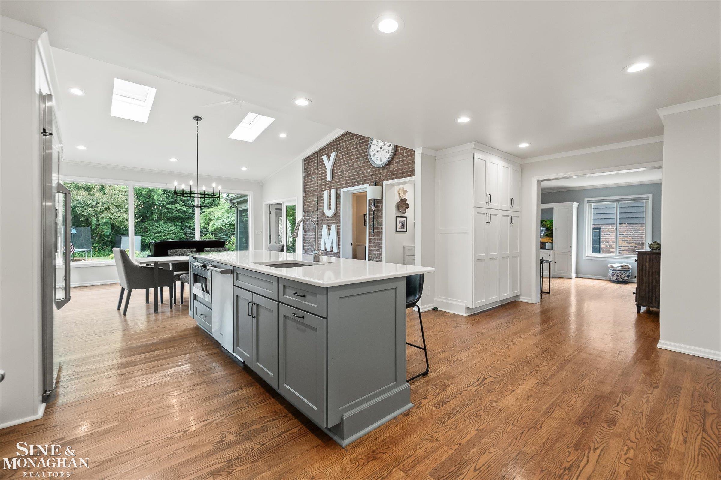 552 Middlesex Road Grosse Pointe, MI 48230 - Photo 2 of 60 50199096-0B0607E4-4B79-4F31-83E2-4997209A11EB.JPG