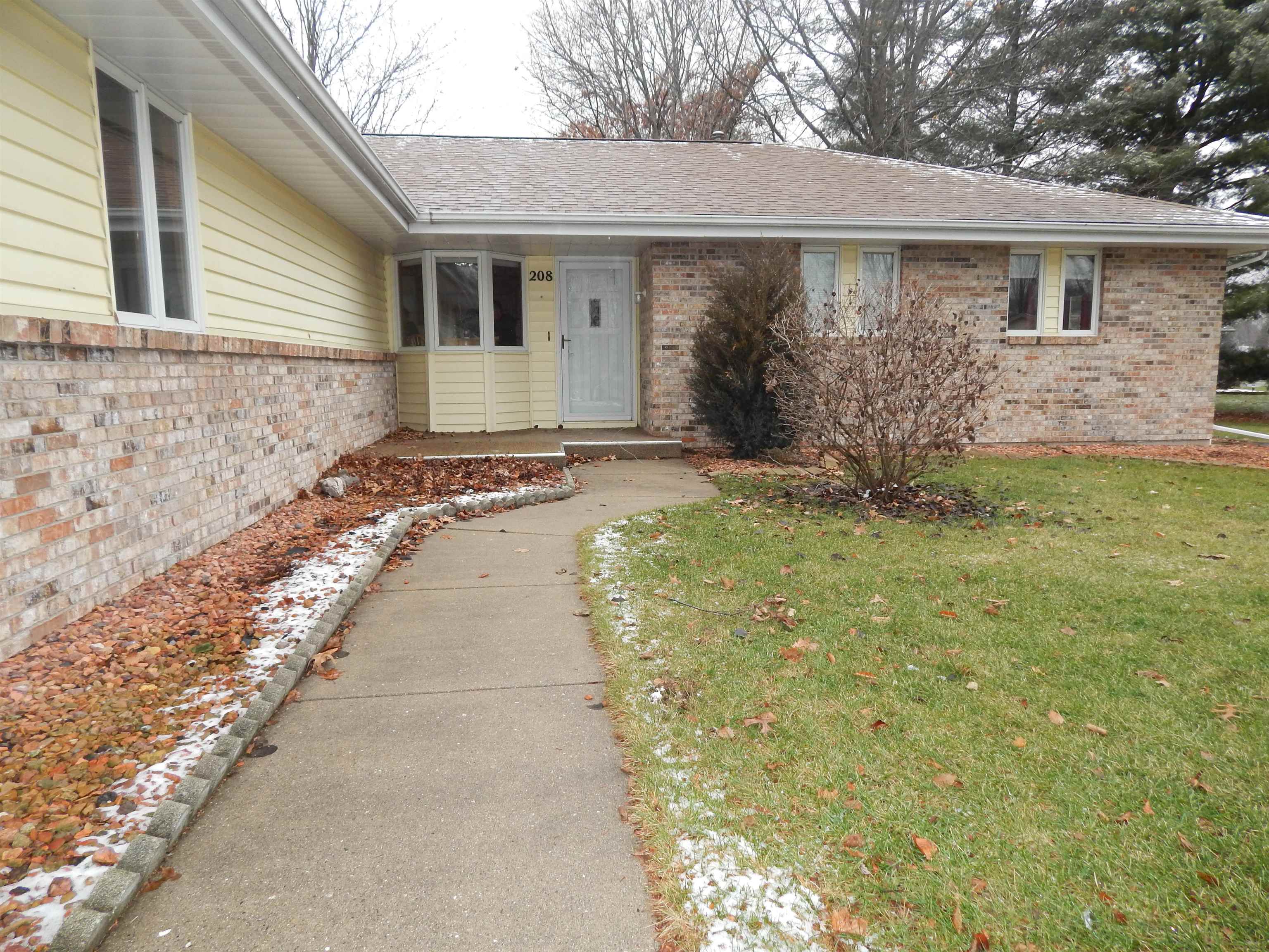 208 Cork Road Rockton, IL 61072 - Photo 4 of 27 Gallery Image 4