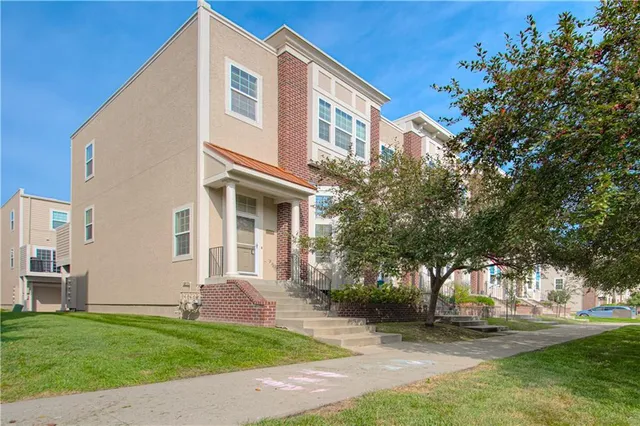 $355,000 | 2908 Erie Park, North Kansas City, MO 64116