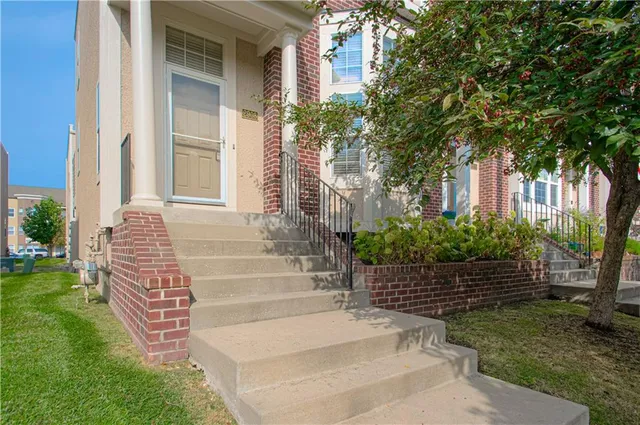 $355,000 | 2908 Erie Park, North Kansas City, MO 64116