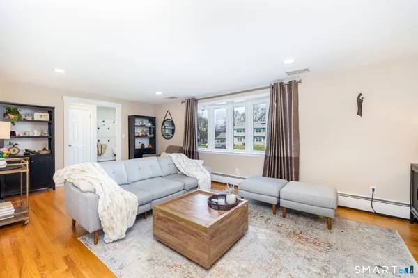 $499,900 | 993 Cloverdale Circle, Wethersfield, CT 06109