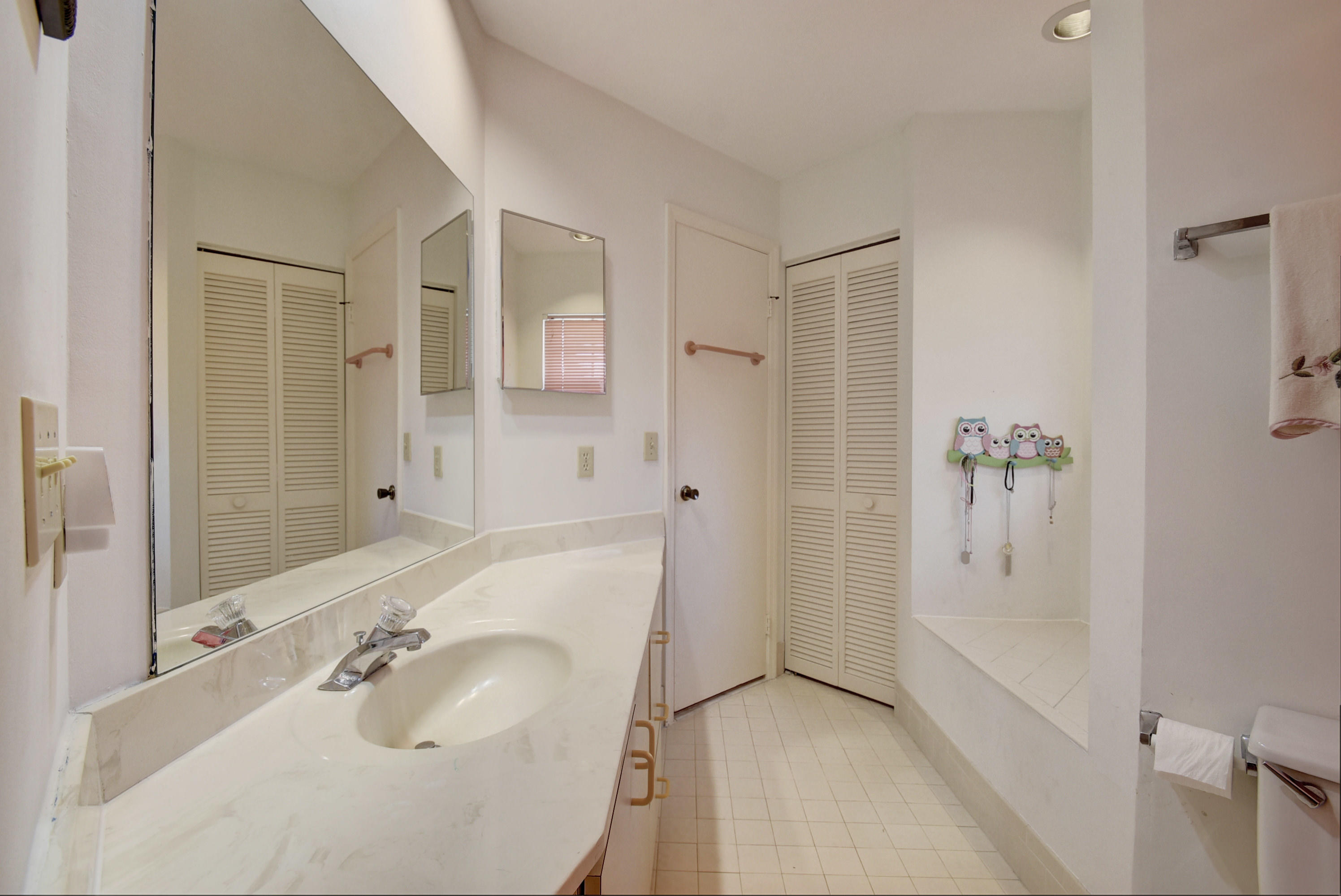 8650 Eagle Run Drive, Unit 2 Boca Raton, FL 33434 - Photo 21 of 32 Jack-N-Jill Upstairs Bathroom!