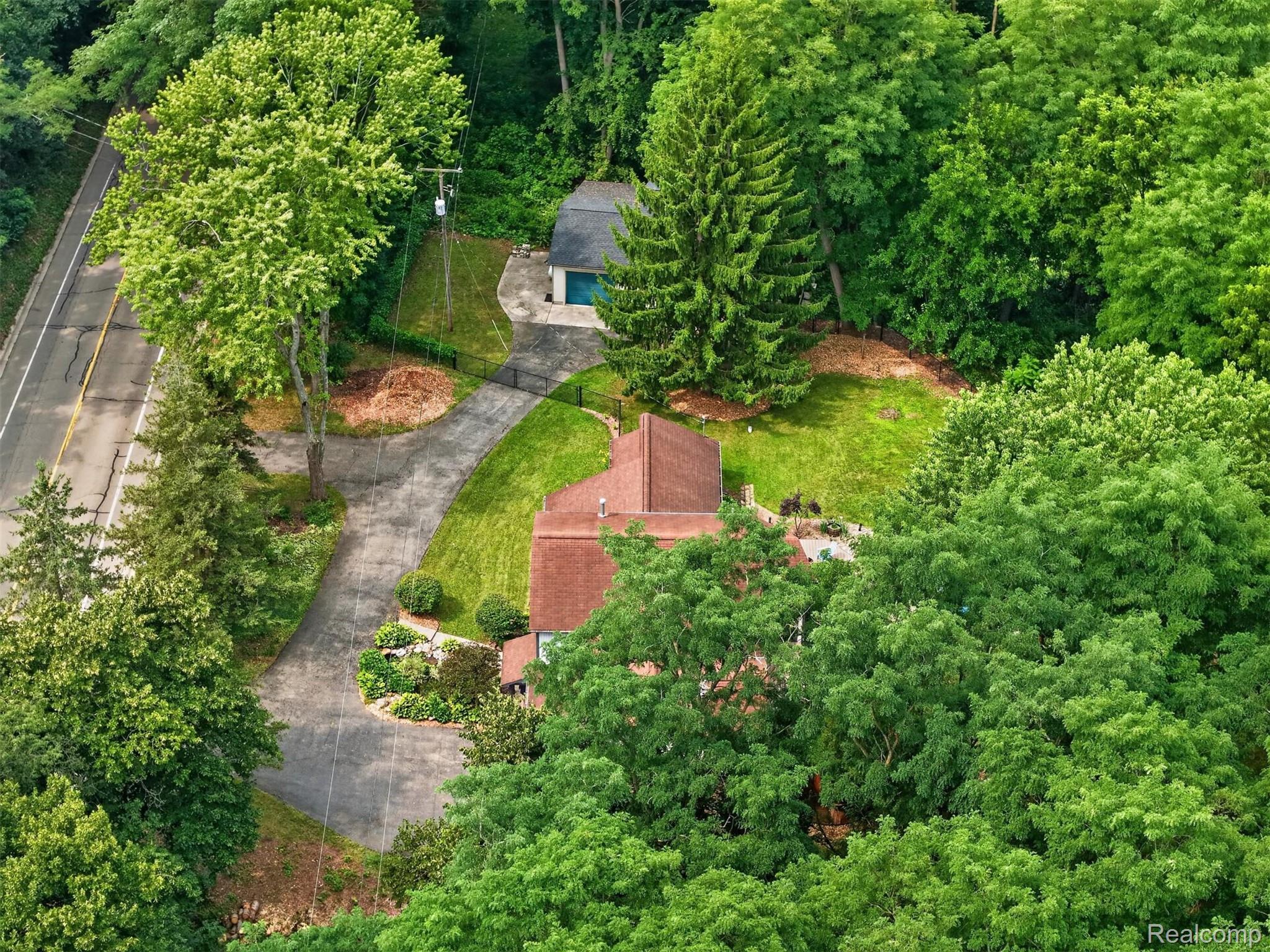 9319 Faussett Road Fenton, MI 48430 - Photo 65 of 70 Paved driveways, mature trees, and landscaping elements