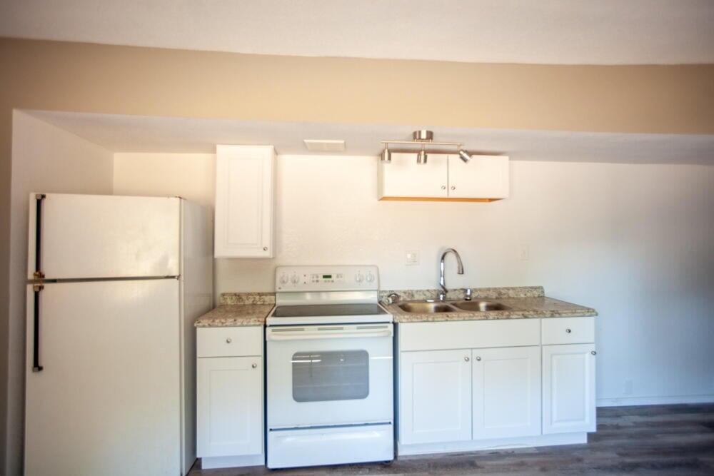 4778 North River Road Gold Hill, OR 97525 - Photo 12 of 15 a view of kitchen with washer and dryer
