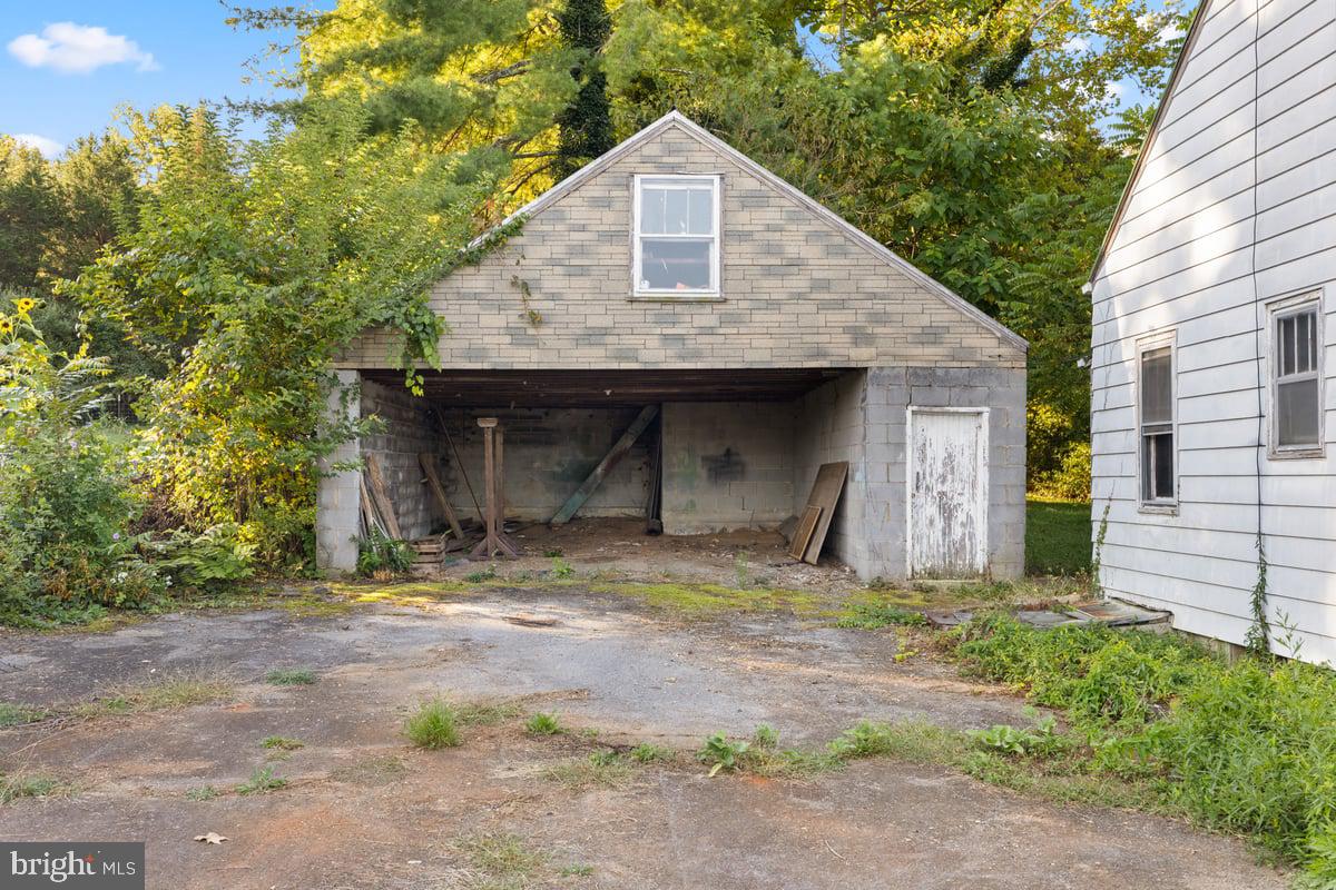 7189 Middle Road Middletown, VA 22645 - Photo 20 of 30 a front view of a house with a yard
