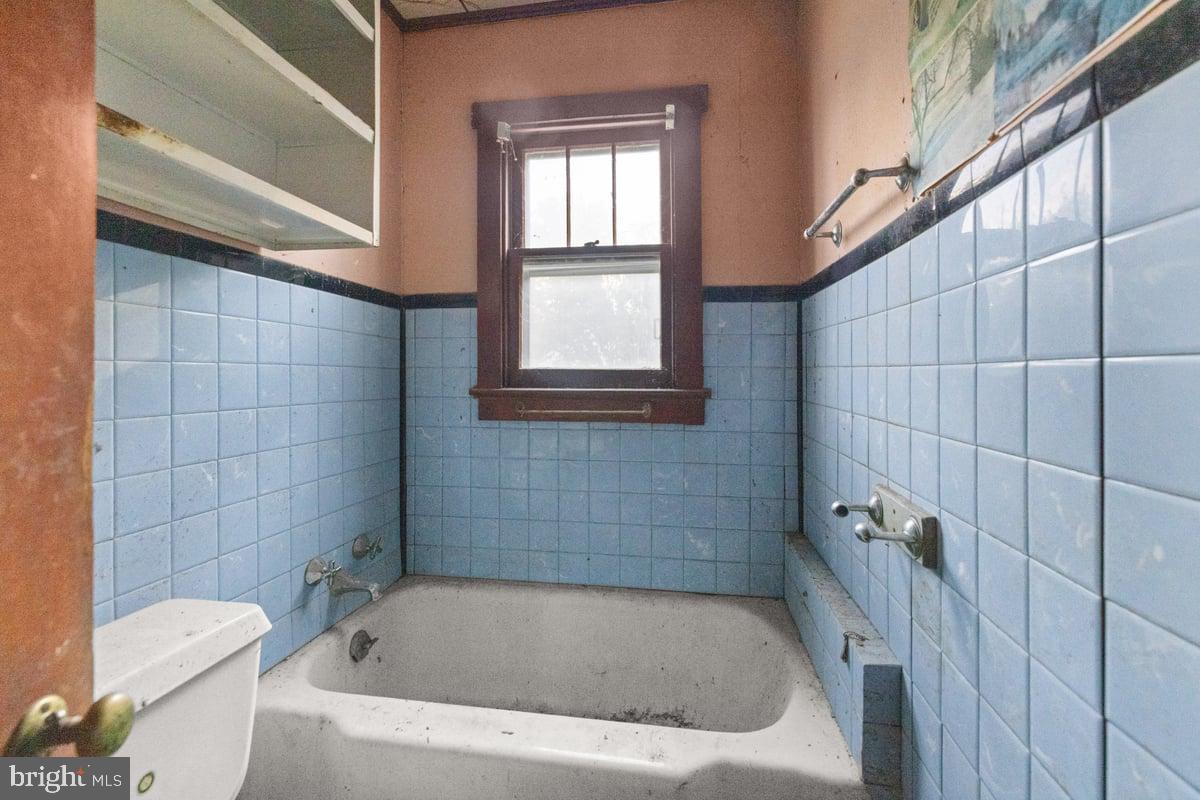 7189 Middle Road Middletown, VA 22645 - Photo 7 of 30 a bathroom with a bathtub