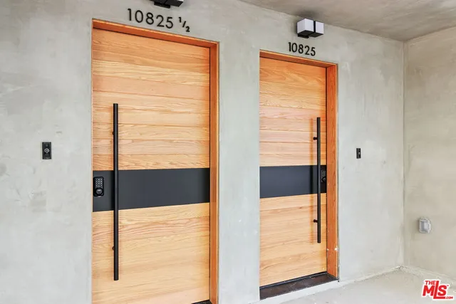 a view of walk in closet