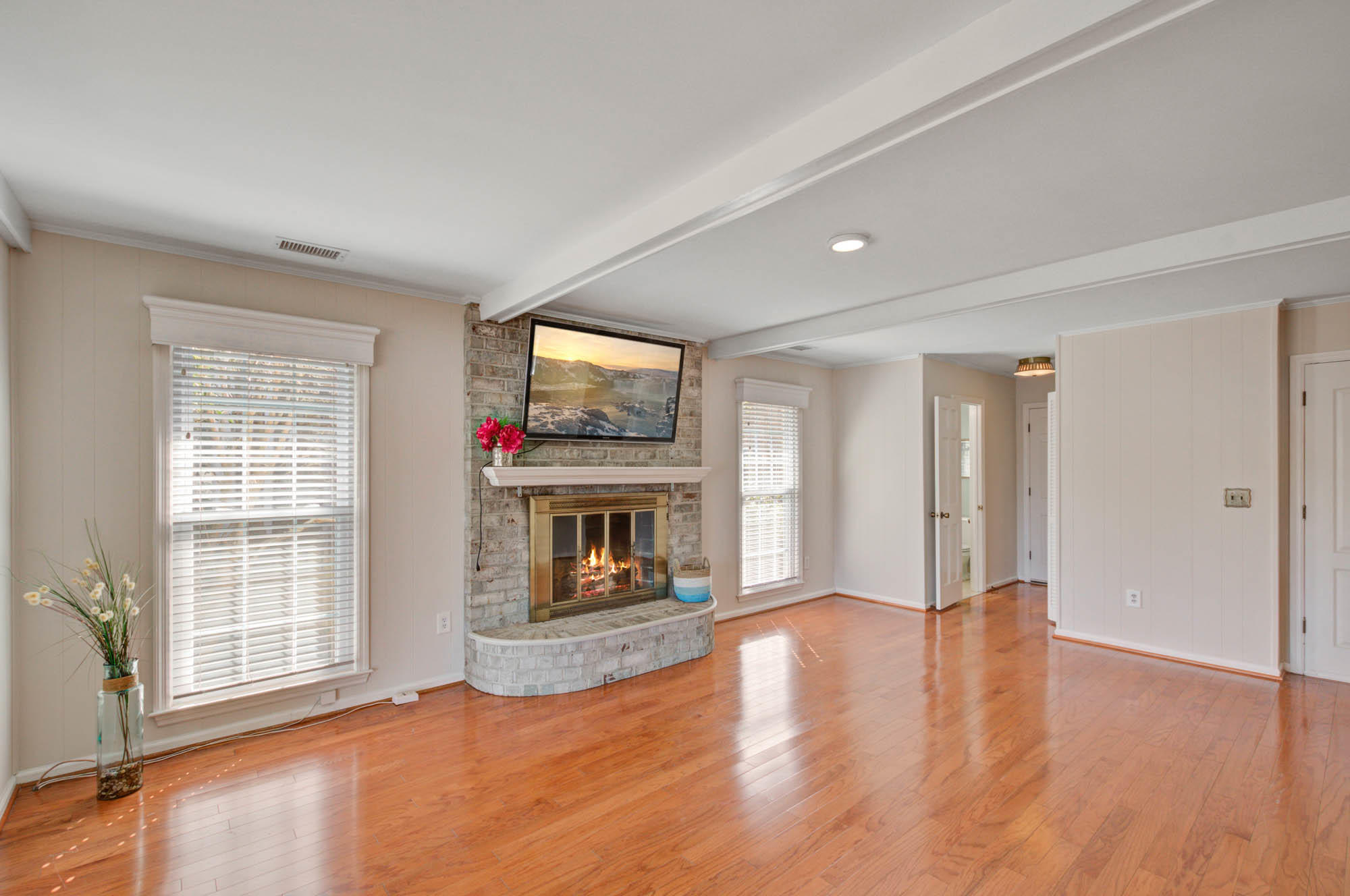 52 Rivers Point Row Charleston, SC 29412 - Photo 20 of 40 Gas burning fireplace