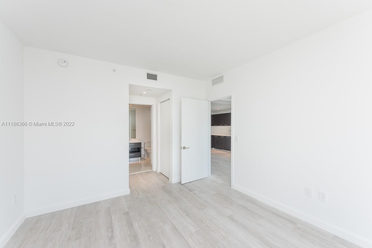 45 Southwest 9th Street, Unit 3704 Miami, FL 33130 - Photo 12 of 61 Gallery Image 12
