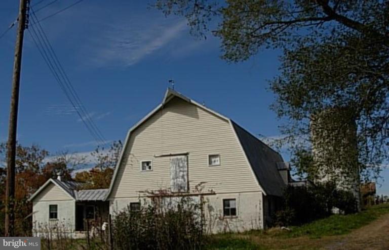 43372 Spinks Ferry Road Leesburg, VA 20176 - Photo 3 of 5 Barn