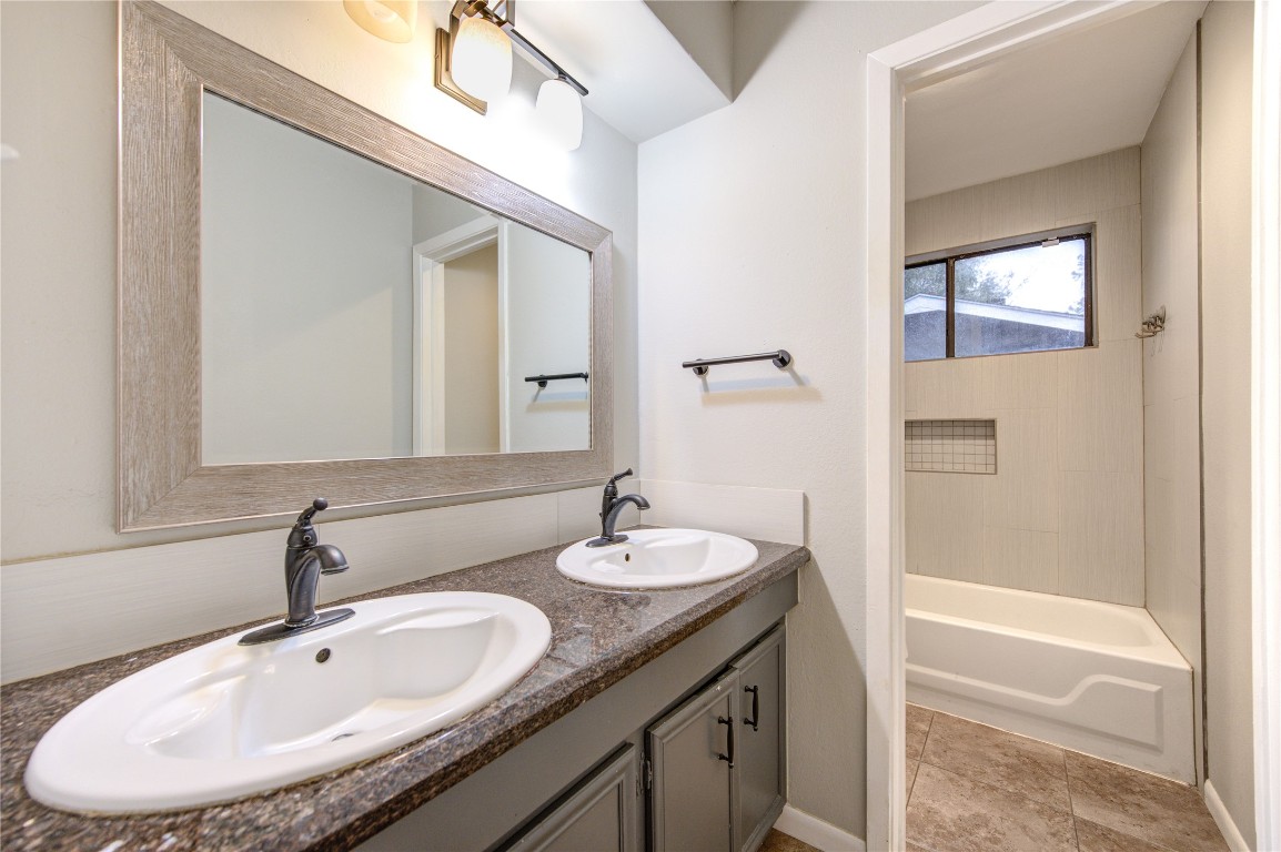 530 Enchanted Lane Spring, TX 77388 - Photo 17 of 26 Upstairs full bathroom