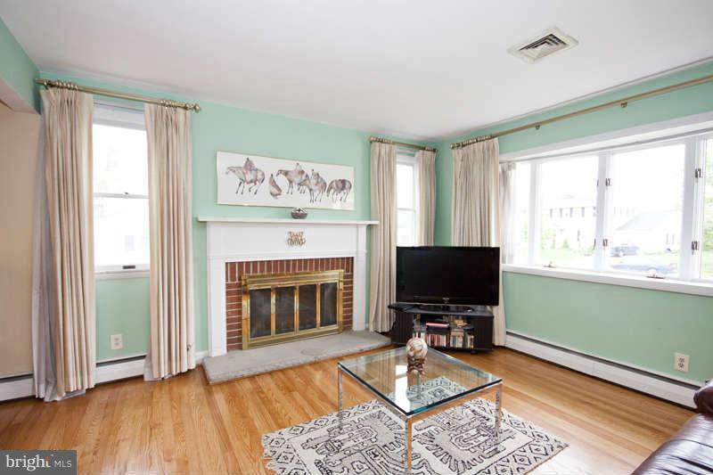 8209 Thornton Road Towson, MD 21204 - Photo 8 of 24 Living Room