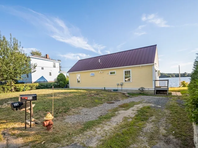 a view of a house with backyard