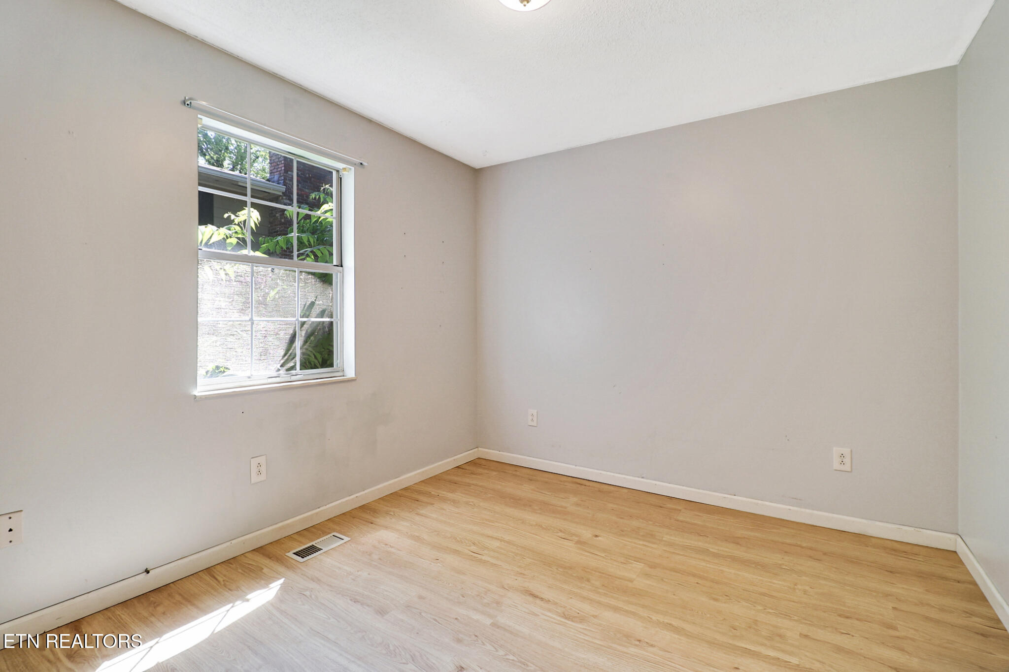 26 Lindale Lane Oak Ridge, TN 37830 - Photo 17 of 21 n44a2558-n44a2562