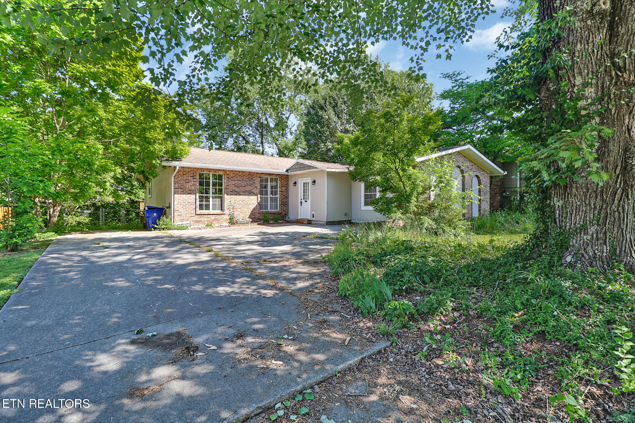 26 Lindale Lane Oak Ridge, TN 37830 - Photo 2 of 21 n44a2403-n44a2407