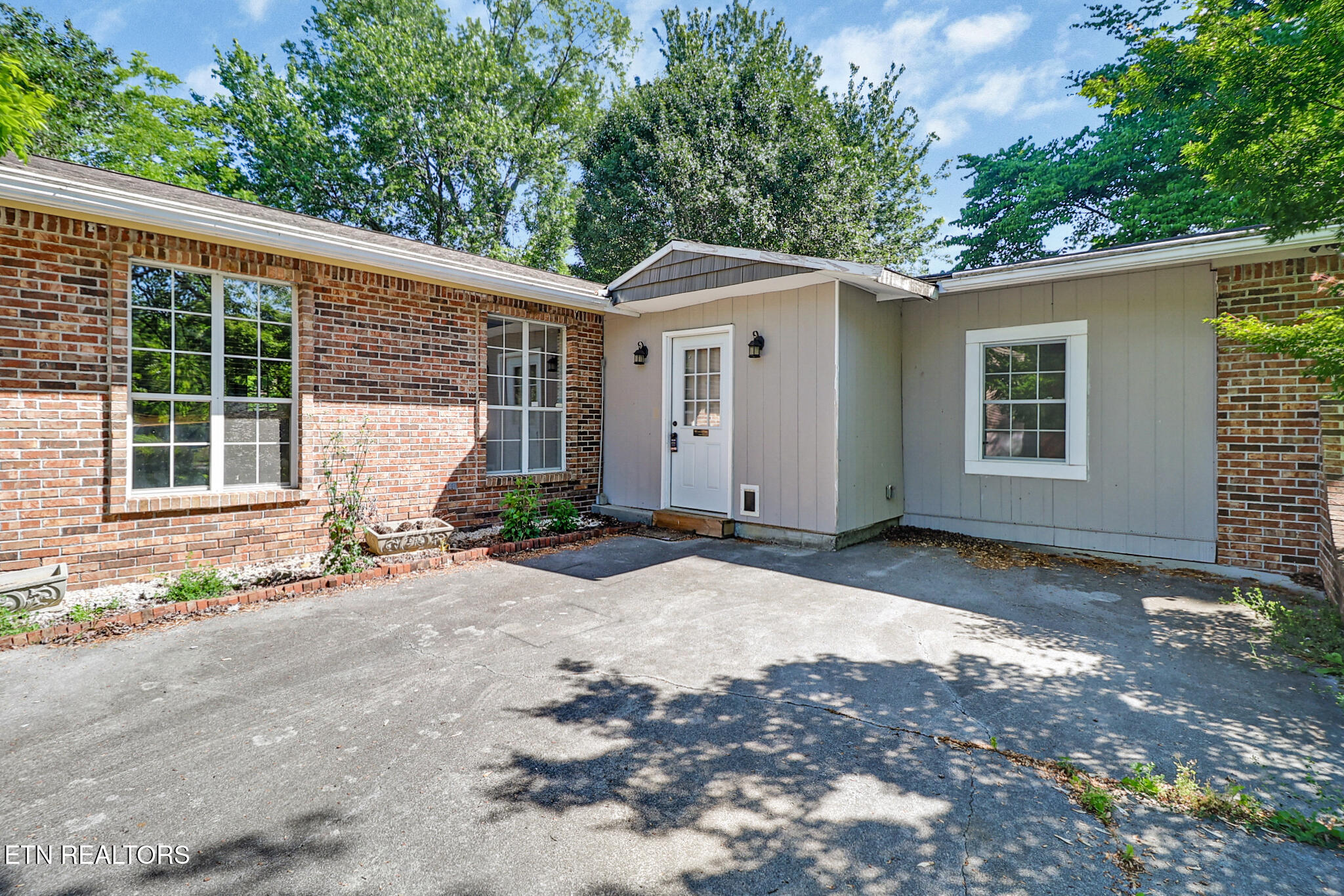26 Lindale Lane Oak Ridge, TN 37830 - Photo 3 of 21 n44a2408-n44a2412