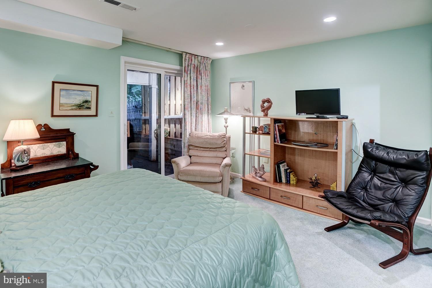 2058 Derby Ridge Lane, Unit 314 Silver Spring, MD 20910 - Photo 28 of 33 Owner's Bedroom