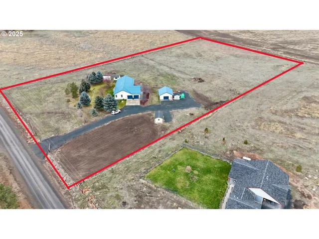 a black and white photo of a living room