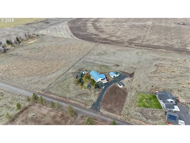 a black and white photo of a room