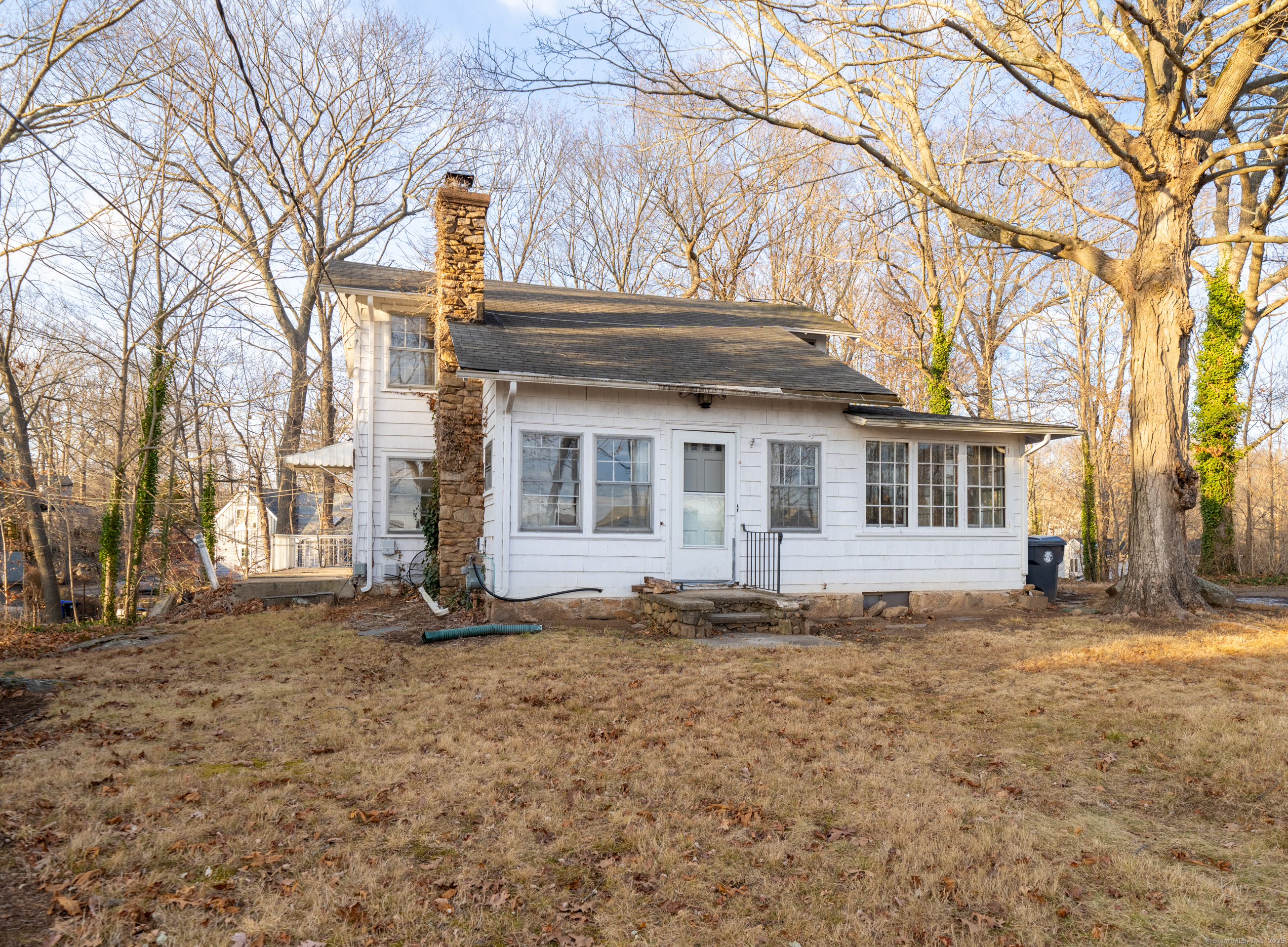 a view of a yard in front of a house