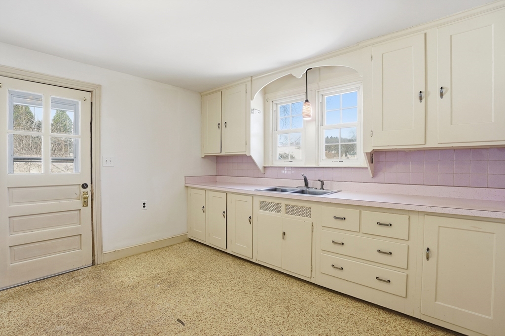 12 Cardinal Road Worcester, MA 01602 - Photo 5 of 34