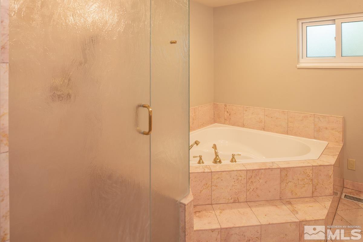 2000 Dant Boulevard Reno, NV 89509 - Photo 13 of 40 a bathroom with a bathtub