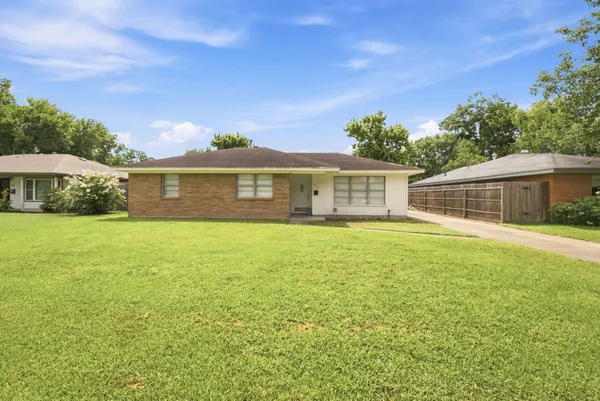 $1,825 | 914 Martha Street, Deer Park, TX 77536