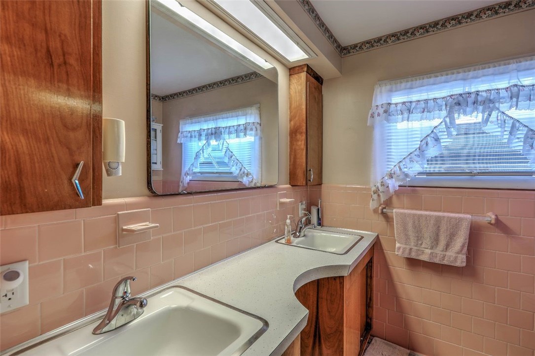 175 Middlebridge Road South Kingstown, RI 02879 - Photo 20 of 30 Double Vanity