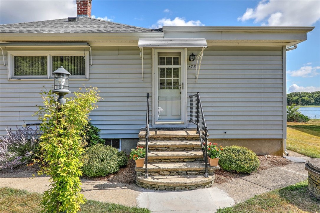 175 Middlebridge Road South Kingstown, RI 02879 - Photo 5 of 30 Front Entrance