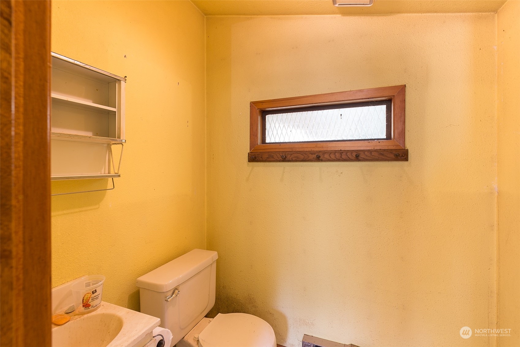 197 Jay Robinson Road Sequim, WA 98382 - Photo 9 of 40 a bathroom with a toilet sink and mirror